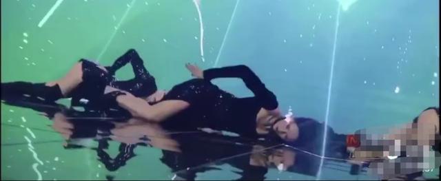 杨迪|杨迪舞蹈动作被指不雅，女团面前跳女团舞，怎么就不尊重女性了？