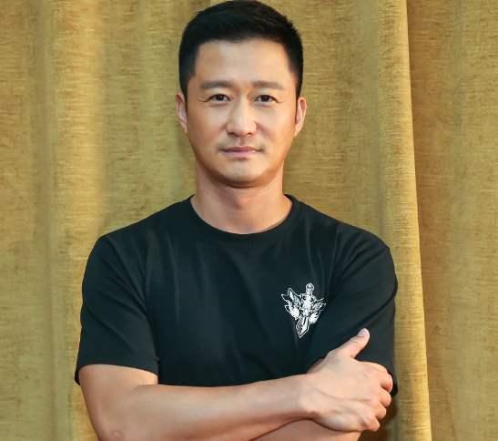 吴京|吴京也难逃中年发福？近况穿大裤衩露出肚腩，被指姿态似老大爷