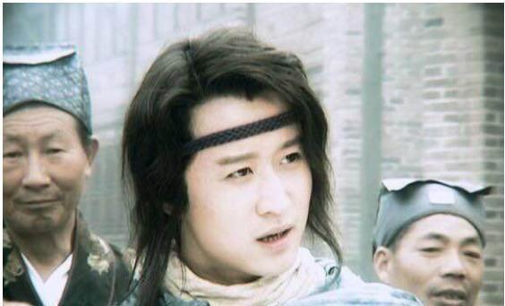 吴京|吴京也难逃中年发福？近况穿大裤衩露出肚腩，被指姿态似老大爷