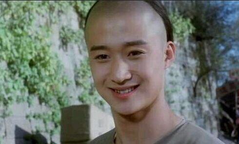 吴京|吴京也难逃中年发福？近况穿大裤衩露出肚腩，被指姿态似老大爷