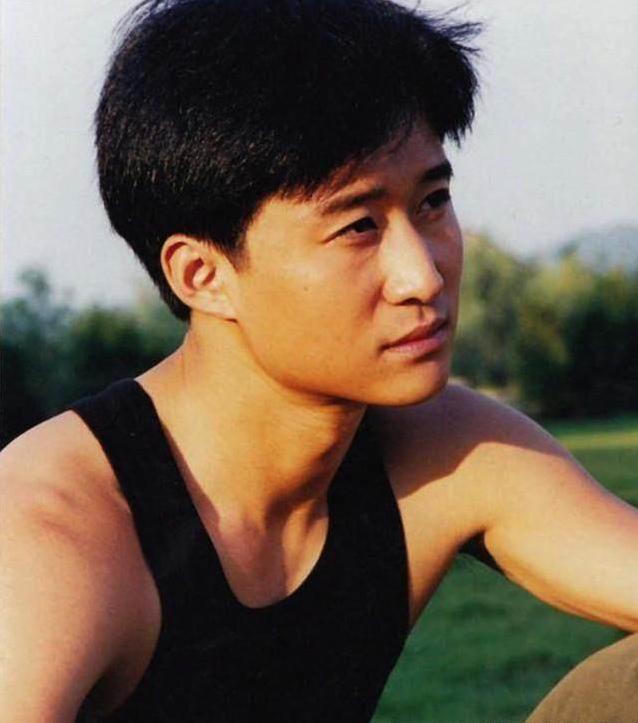 吴京|吴京也难逃中年发福？近况穿大裤衩露出肚腩，被指姿态似老大爷