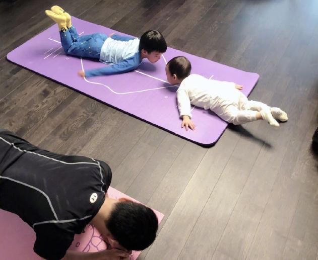 吴京|吴京也难逃中年发福？近况穿大裤衩露出肚腩，被指姿态似老大爷