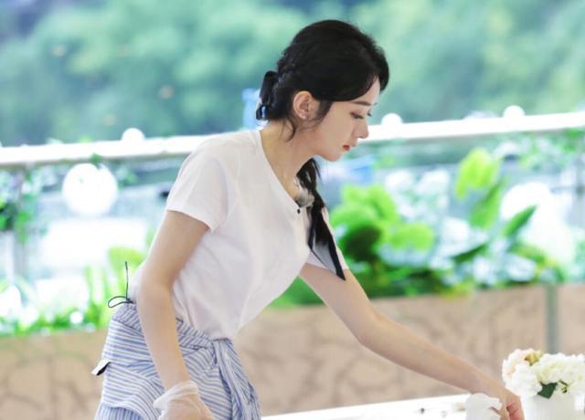 赵丽颖|张亮为赵丽颖扒拉菜事件发声，颖宝大粉的评论引人深思