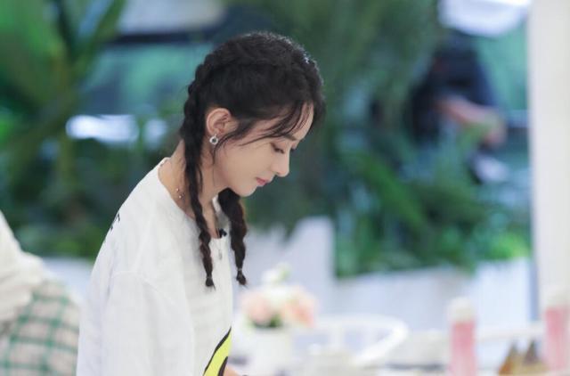 赵丽颖|张亮为赵丽颖扒拉菜事件发声，颖宝大粉的评论引人深思