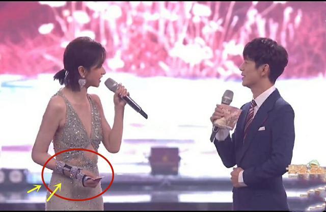 万茜|万茜右手骨折未愈就主持芒果台晚会，台风稳还是油腻抢话？