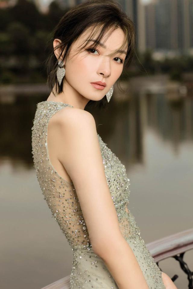 万茜|万茜右手骨折未愈就主持芒果台晚会，台风稳还是油腻抢话？