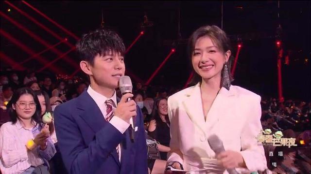 万茜|万茜右手骨折未愈就主持芒果台晚会，台风稳还是油腻抢话？