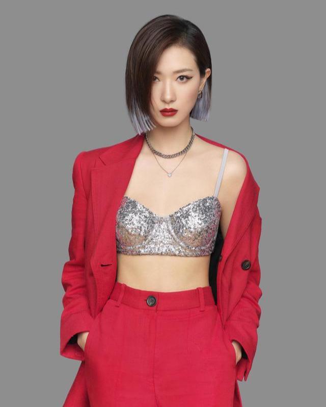 万茜|万茜右手骨折未愈就主持芒果台晚会，台风稳还是油腻抢话？