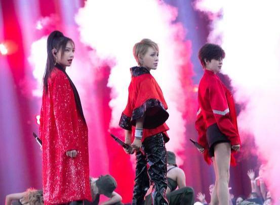 万茜|万茜右手骨折未愈就主持芒果台晚会，台风稳还是油腻抢话？