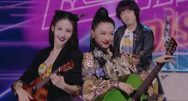 万茜|万茜右手骨折未愈就主持芒果台晚会，台风稳还是油腻抢话？