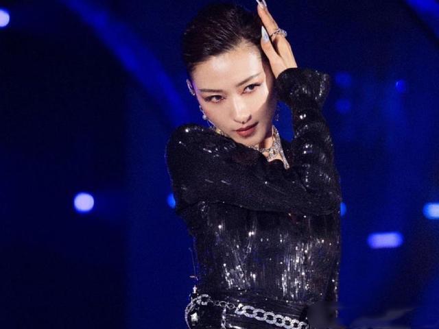 万茜|万茜右手骨折未愈就主持芒果台晚会，台风稳还是油腻抢话？