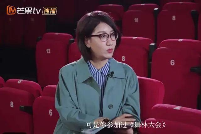 万茜|万茜右手骨折未愈就主持芒果台晚会，台风稳还是油腻抢话？