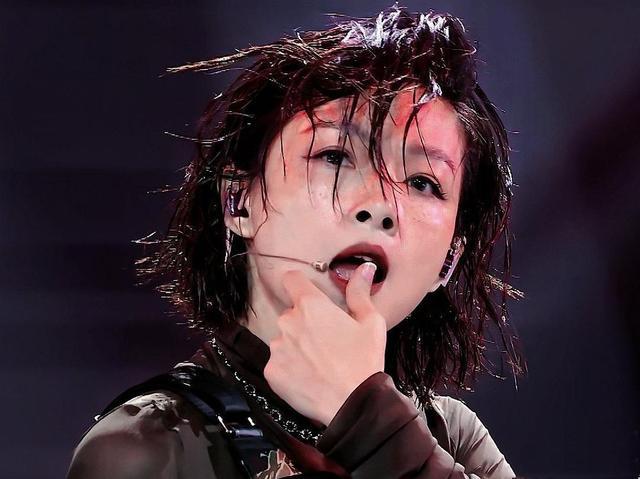 万茜|万茜右手骨折未愈就主持芒果台晚会，台风稳还是油腻抢话？