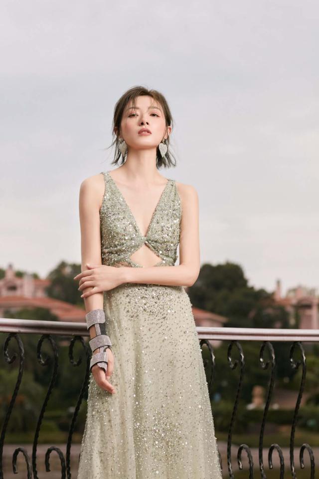 万茜|万茜右手骨折未愈就主持芒果台晚会，台风稳还是油腻抢话？