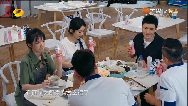 赵丽颖|赵丽颖因为吃饭时扒拉菜被嘲，网友：公众人物更应注意饭桌礼仪