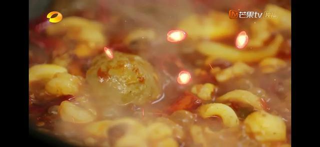 赵丽颖|赵丽颖因为吃饭时扒拉菜被嘲，网友：公众人物更应注意饭桌礼仪