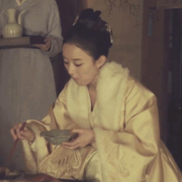 赵丽颖|赵丽颖因为吃饭时扒拉菜被嘲，网友：公众人物更应注意饭桌礼仪