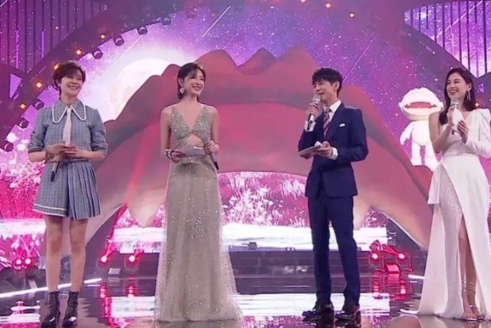 乘风破浪的姐姐|万茜带伤主持惊艳全场！深夜上线发文感谢何炅，坦言自己其实很紧张