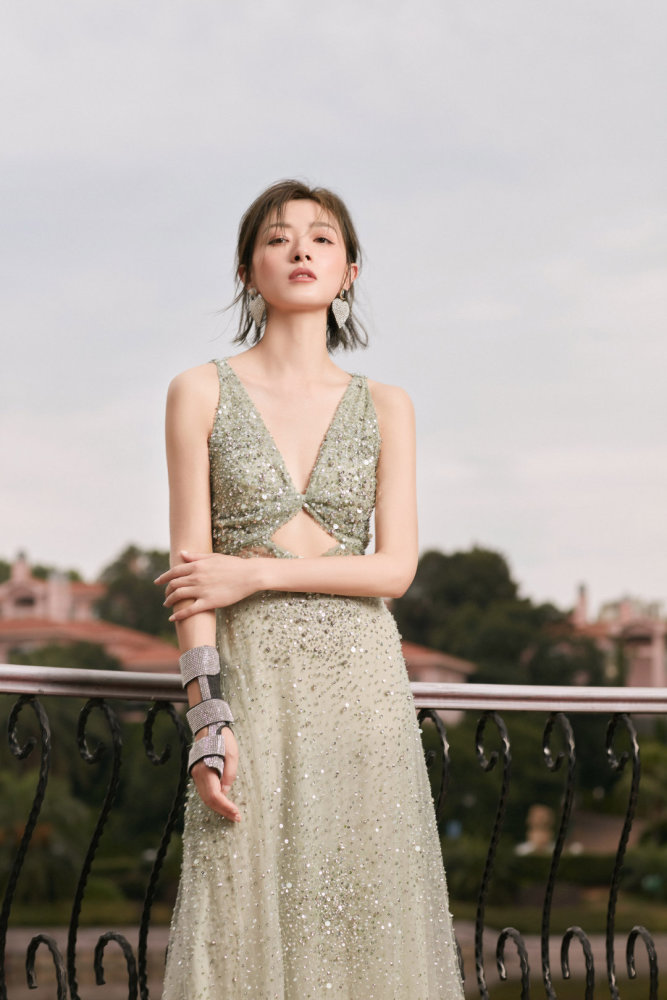 乘风破浪的姐姐|万茜带伤主持惊艳全场！深夜上线发文感谢何炅，坦言自己其实很紧张