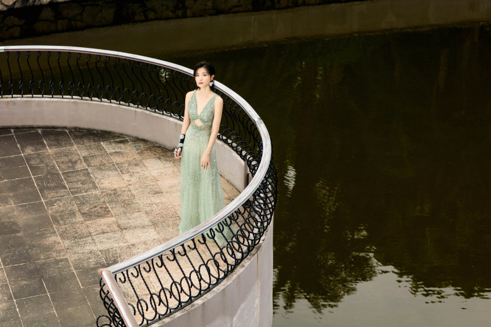 乘风破浪的姐姐|万茜带伤主持惊艳全场！深夜上线发文感谢何炅，坦言自己其实很紧张