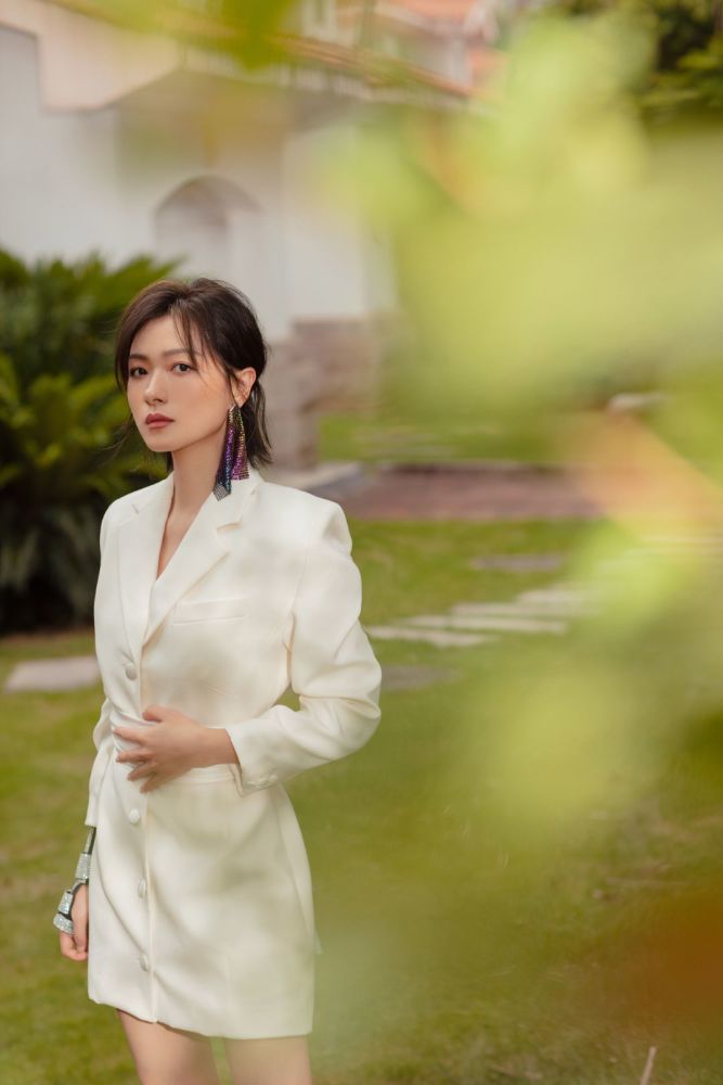 乘风破浪的姐姐|万茜带伤主持惊艳全场！深夜上线发文感谢何炅，坦言自己其实很紧张