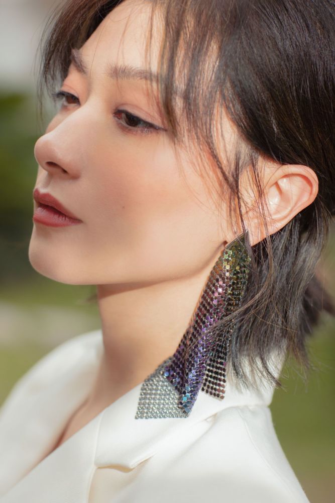 乘风破浪的姐姐|万茜带伤主持惊艳全场！深夜上线发文感谢何炅，坦言自己其实很紧张