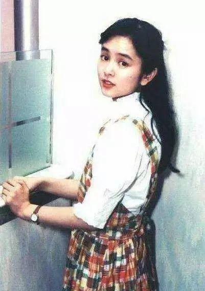 撞脸|现实版豪门弃妇，撞脸伊能静，被富二代砸钱狂追最后落得去当售楼小姐…