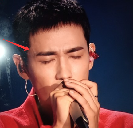 芒果夜|《芒果夜》朱一龙台风稳到被疑假唱！连登3年，拼到脖子数次爆青筋