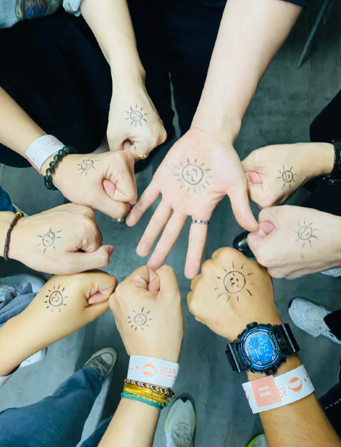 芒果夜|《芒果夜》朱一龙台风稳到被疑假唱！连登3年，拼到脖子数次爆青筋