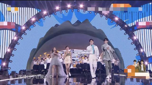 湖南卫视|湖南卫视晚会槽点多：姐姐们舞台被指敷衍，多位实力唱将接连翻车