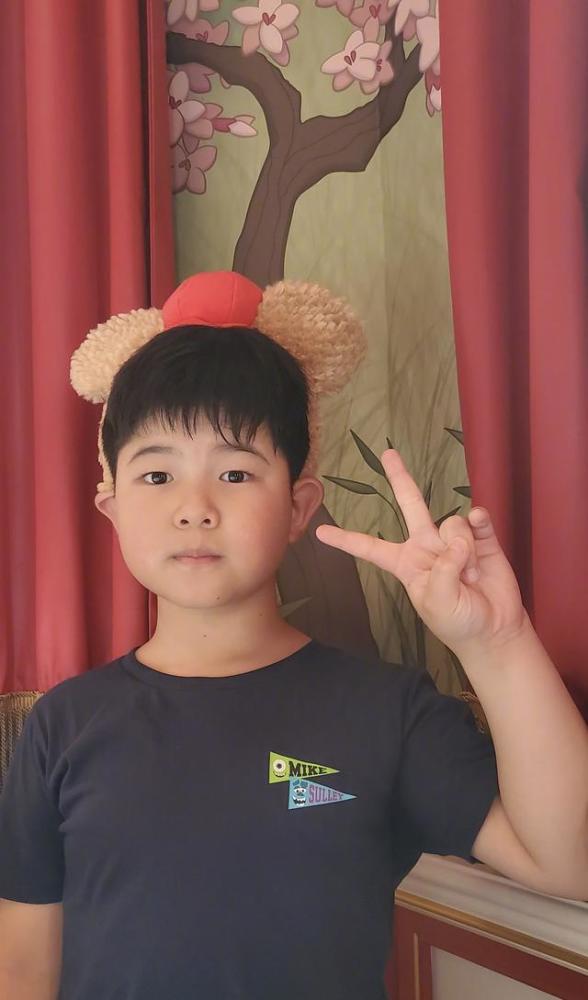 安吉|沙溢俩儿子长大了！9岁安吉身高已到妈妈肩膀，5岁小鱼儿长腿抢镜