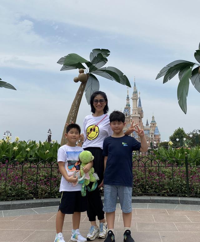 安吉|沙溢俩儿子长大了！9岁安吉身高已到妈妈肩膀，5岁小鱼儿长腿抢镜