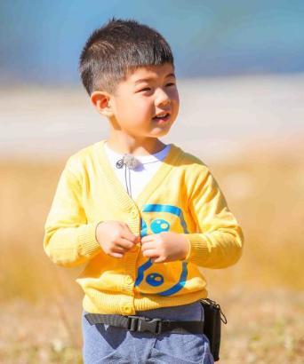 安吉|沙溢俩儿子长大了！9岁安吉身高已到妈妈肩膀，5岁小鱼儿长腿抢镜