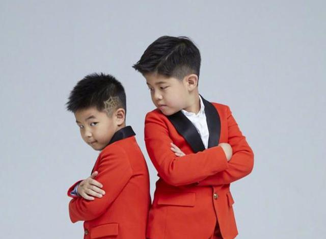 安吉|沙溢俩儿子长大了！9岁安吉身高已到妈妈肩膀，5岁小鱼儿长腿抢镜