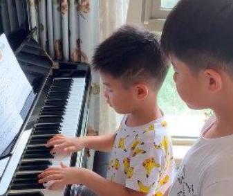 安吉|沙溢俩儿子长大了！9岁安吉身高已到妈妈肩膀，5岁小鱼儿长腿抢镜