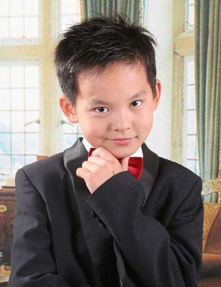 王成阳1995年出生,在他10岁的时候就进入了演艺圈.