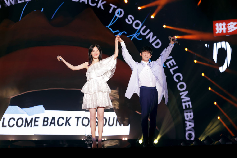 青春芒果夜|《青春芒果夜》朱一龙黄晓明蔡徐坤点燃青春，定制舞台炸燃全场！