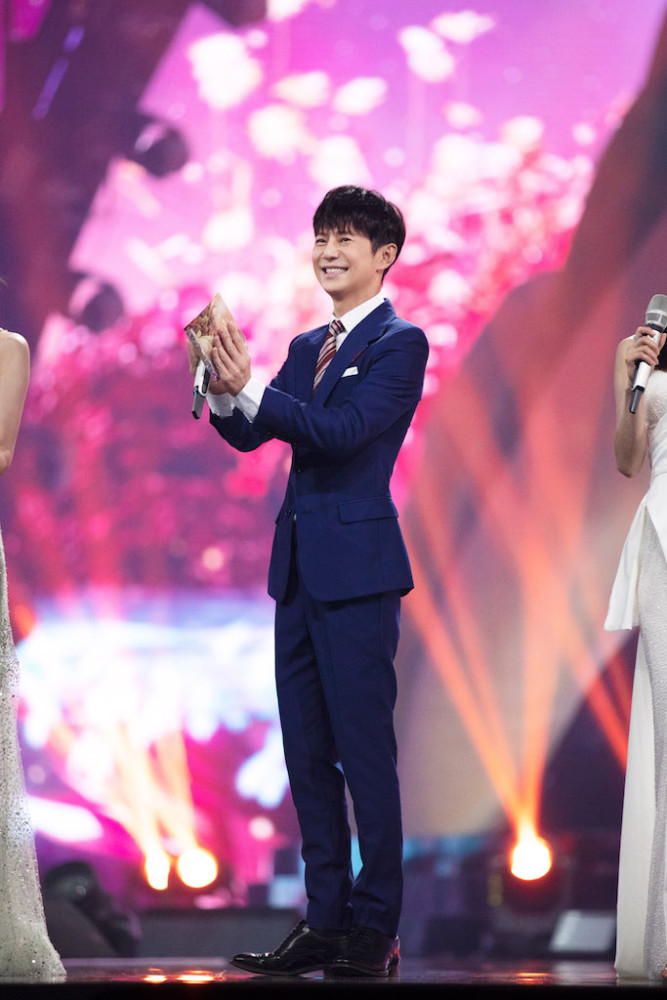 青春芒果夜|《青春芒果夜》朱一龙黄晓明蔡徐坤点燃青春，定制舞台炸燃全场！