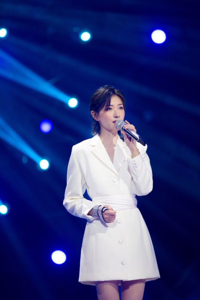 青春芒果夜|《青春芒果夜》朱一龙黄晓明蔡徐坤点燃青春，定制舞台炸燃全场！