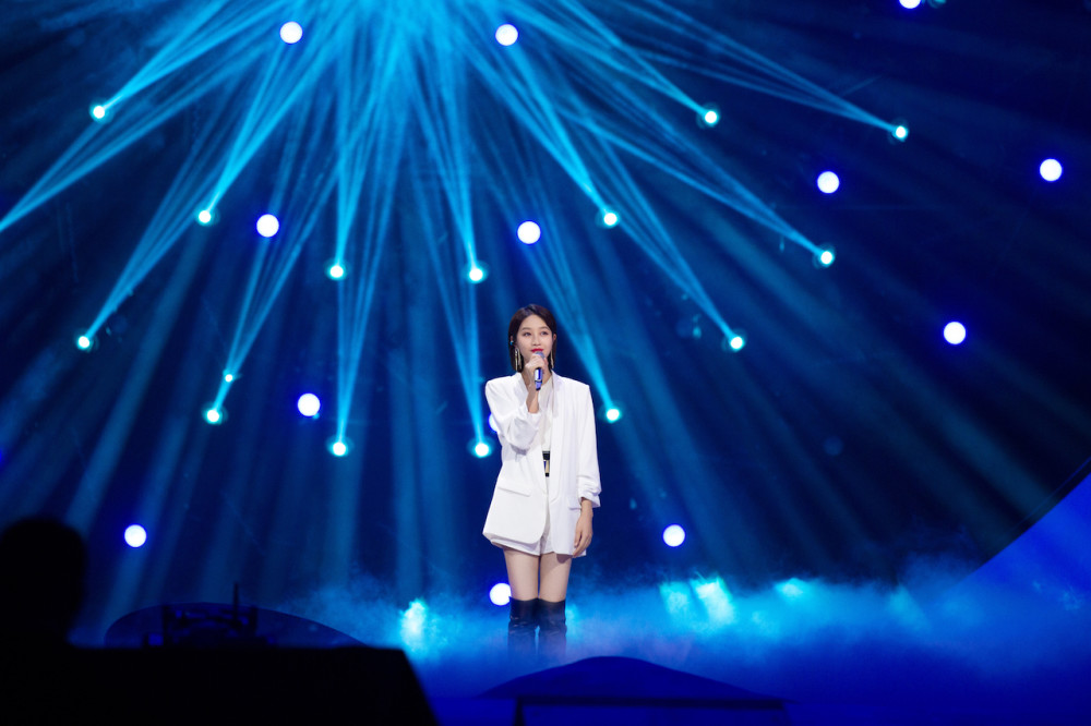 青春芒果夜|《青春芒果夜》朱一龙黄晓明蔡徐坤点燃青春，定制舞台炸燃全场！