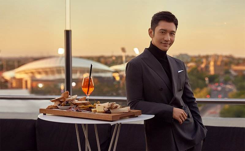 黄晓明|黄晓明参加《中餐厅》人气大涨，新剧《危机先生》正在拍摄中