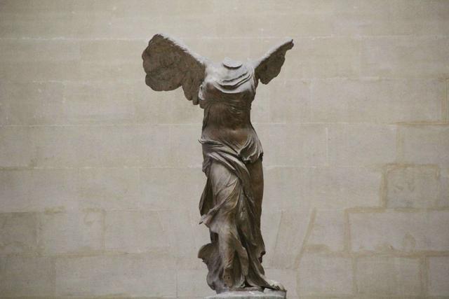 卢浮宫|卢浮宫中有一件雕塑，不知作者是谁，将其修为半成品就用了104年