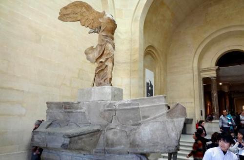 卢浮宫|卢浮宫中有一件雕塑，不知作者是谁，将其修为半成品就用了104年