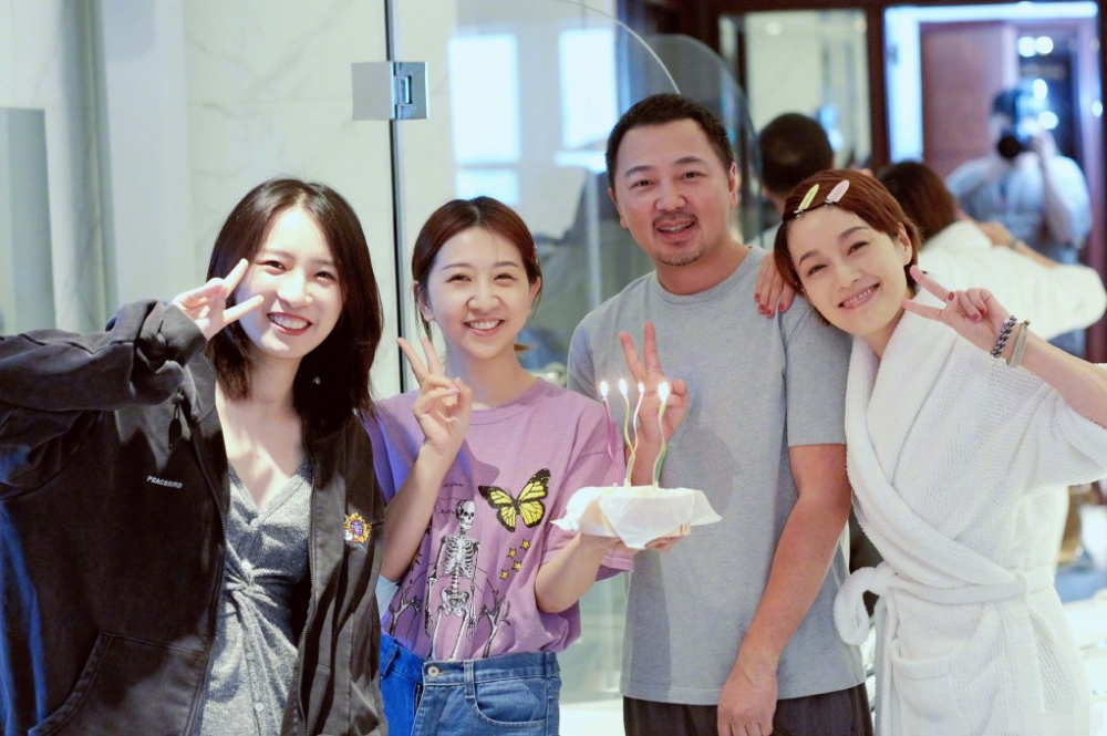 马伊琍|文章与女性好友聚会酒吧嗨玩烟不离手，深夜骑电动车去健身显落寞