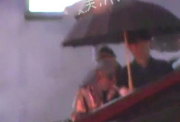 马伊琍|文章与女性好友聚会酒吧嗨玩烟不离手，深夜骑电动车去健身显落寞