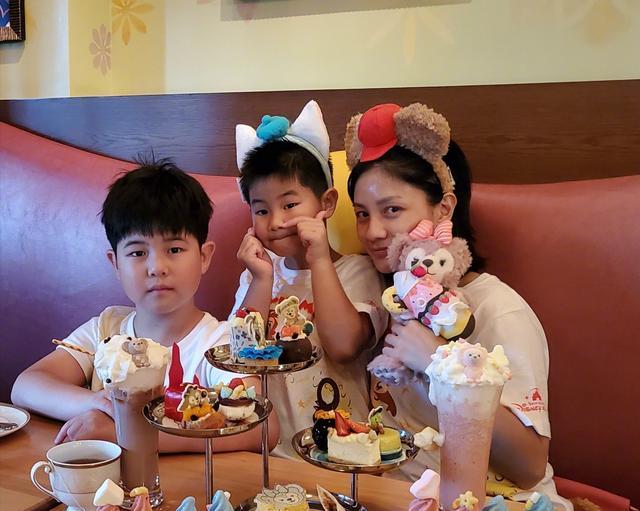 胡可|胡可晒7岁儿子近照，肚腩突出脸也大了几圈，网友：不再像宋仲基