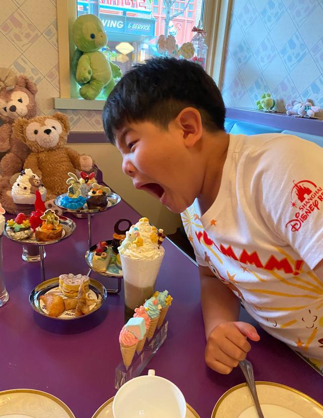 胡可|胡可晒7岁儿子近照，肚腩突出脸也大了几圈，网友：不再像宋仲基