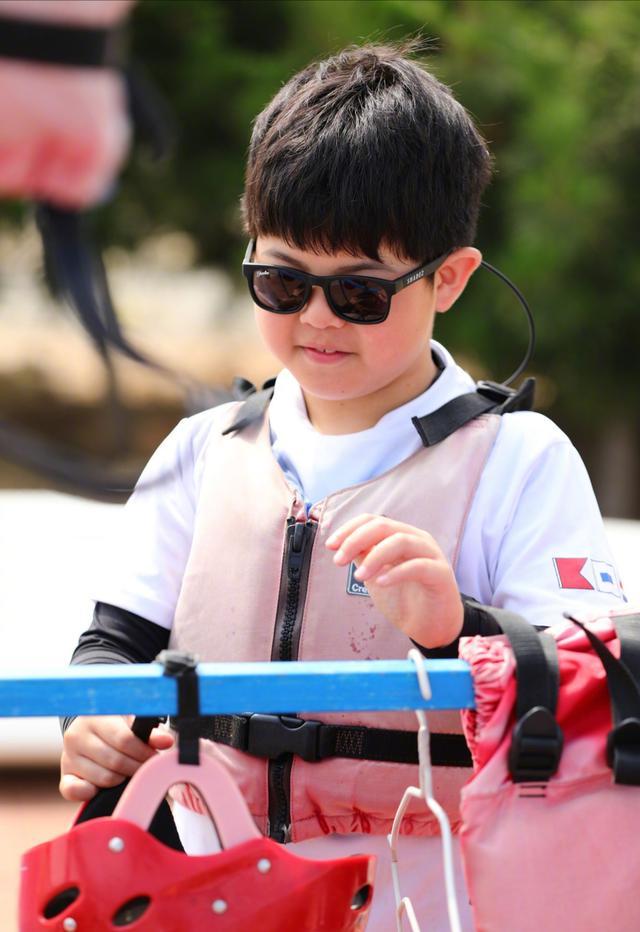 胡可|胡可晒7岁儿子近照，肚腩突出脸也大了几圈，网友：不再像宋仲基