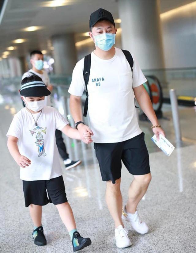 胡可|胡可晒7岁儿子近照，肚腩突出脸也大了几圈，网友：不再像宋仲基