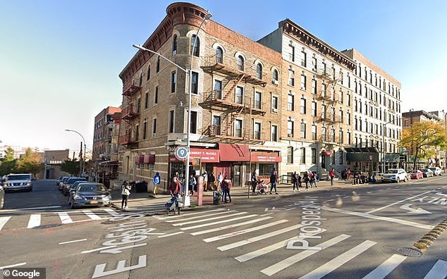 烟头|黑人男子不慎将烟头甩向陌生人，结果被对方当着其妻子面枪杀